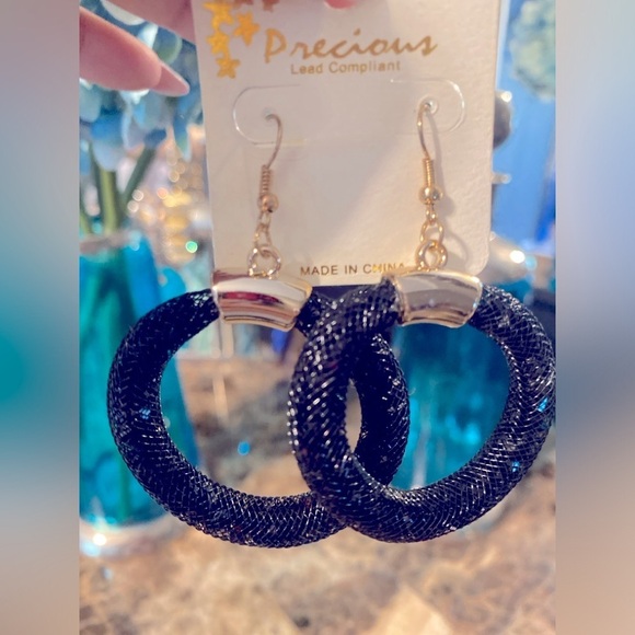 13J: NWT Precious Women’s Black Mesh Round Drop Earrings with Gold Hooks. - Picture 1 of 4